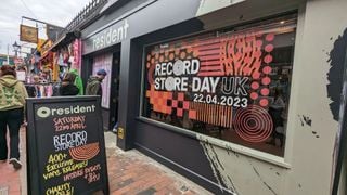 Imagine exterioară a unui magazin de discuri de Record Store Day