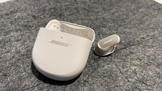 Carcasa de încărcare Bose QuietComfort Ultra cu un singur earbud afară