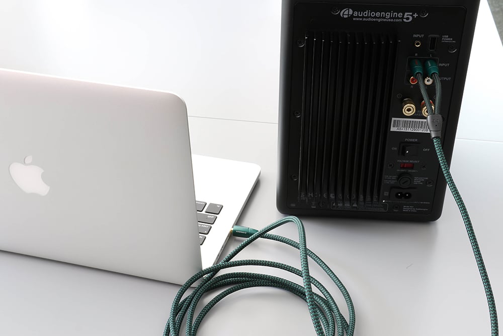 imagine laptop conectat la boxe