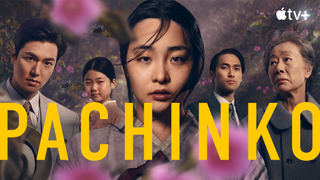Personaje din seria Pachinko, cu 'Pachinko' scris mare și logo-ul Apple TV+.