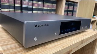 Vedere frontală ușor în unghi a playerului CD Cambridge Audio CXC