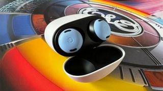 Căști Google Pixel Buds Pro în carcasă pe coperta colorată a unui album