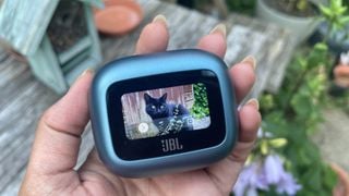 Carcasă inteligentă JBL Live Beam 3 cu o pisică neagră pe ecran