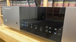 Amplificator integrat Cambridge Audio EXA100, vedere laterală cu detaliu pe panoul de control