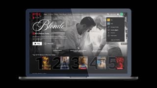 Netflix pe un laptop cu filmul Blonde pe ecran