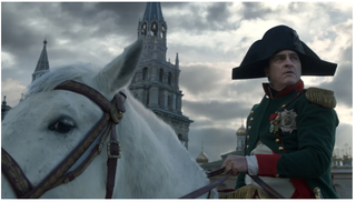 Joaquin Phoenix ca Napoleon în uniformă completă pe un cal alb