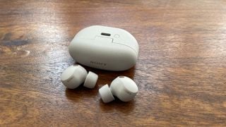 Căști Sony WF-1000XM5 în afara carcasei de încărcare închisă