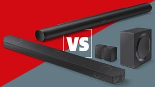 Sonos Arc Ultra și Samsung HW-Q990D pe un fundal negru și gri cu un simbol versus între ele.