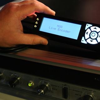 Un Encoder MQA Live în mână