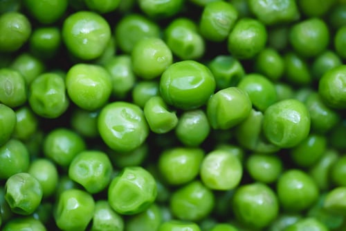 a pile of green peas