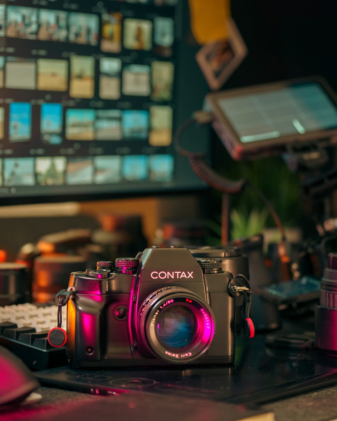 Cameră foto vintage Contax, cu obiectiv Carl Zeiss, printre monitoare de montaj