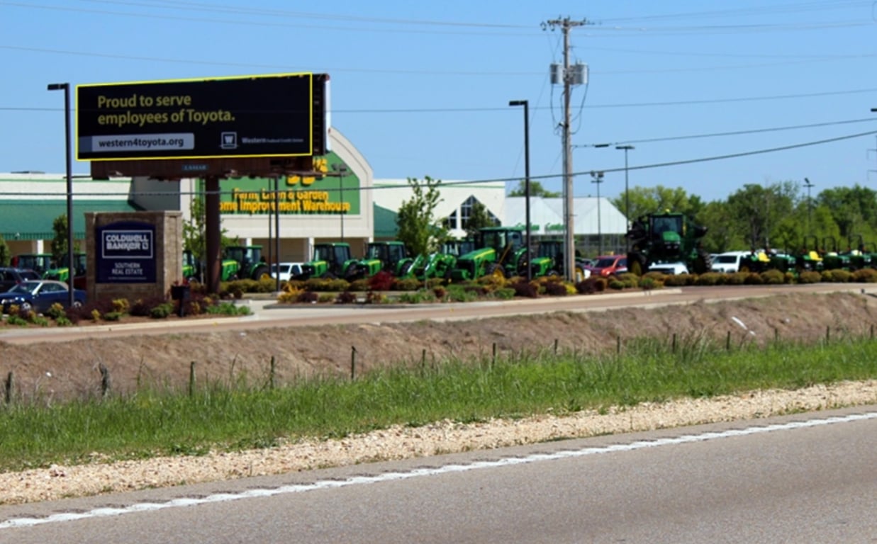 Location photo for Tom Watson Dr near Sunglass Hut (Tupelo)