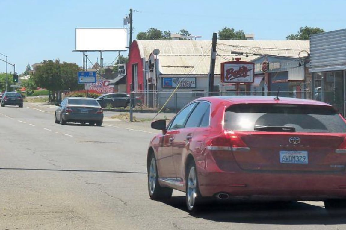 Location photo for Fair Oaks Blvd near Fair Oaks Blvd & Robertson Ave (SB) (Carmichael)