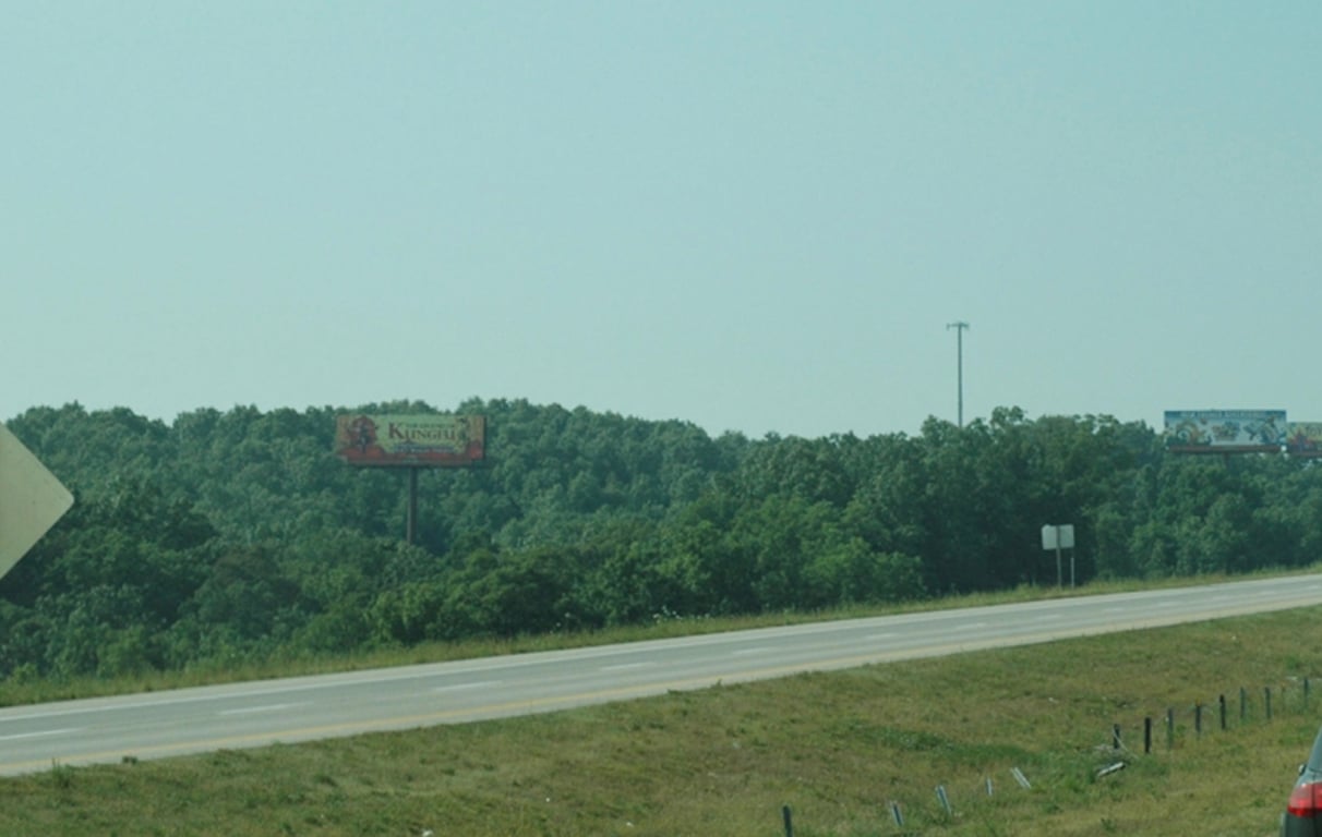 [7] E/S US 65 .6 MI N/O HWY 176 F/N Media