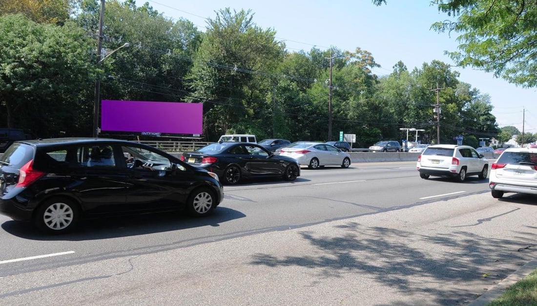 Rt 17 0.3 mi N/O Garden State Pkwy W/S F/S Media