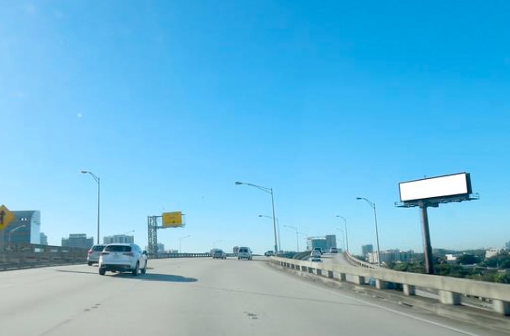 Location photo for SW North River Dr near HistoryMiami Museum (Miami)