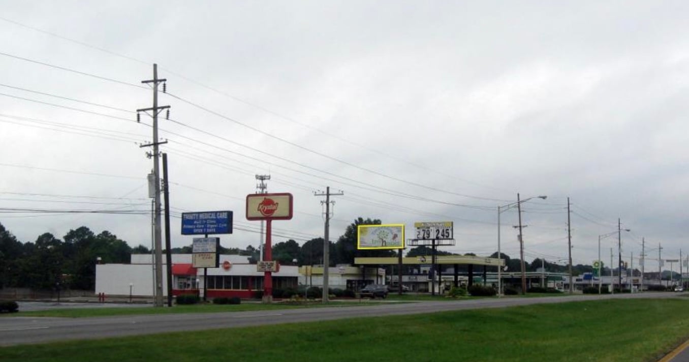 S MEM PKWY WL 500' N/O LILY FLAGG FS Media