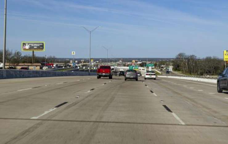 E/S I-35 1mi N/O Loop 363 S Media