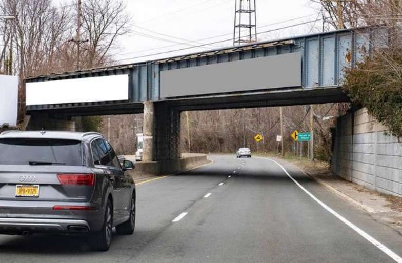 Location photo for Harbor Ct E near East Hills Surgery Center (Roslyn)