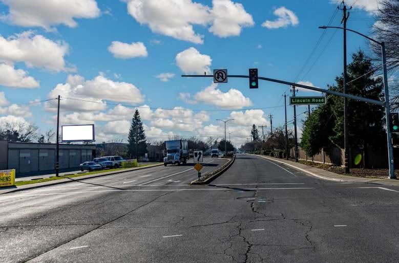 Garden Hwy 300.00 ft S/O Lincoln Road E/S F/N Media