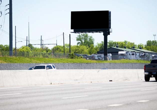 I-65 .3 N/O Peytonsville Rd Exit 61 E/S F/N Media