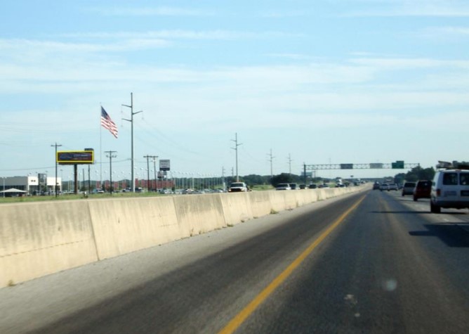 Location photo for W/S I-35 1 MI S/O YARRINGTON RD