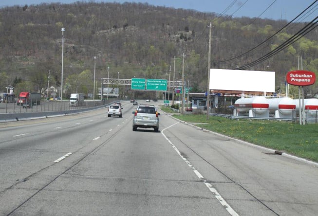 Rt 17 0.35 mi S/O I-287 E/S F/S Media