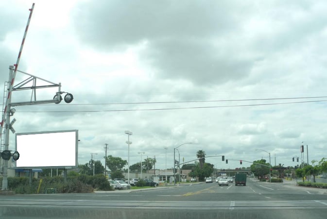 R St 200 ft N/O 15Th St E/S F/N Media