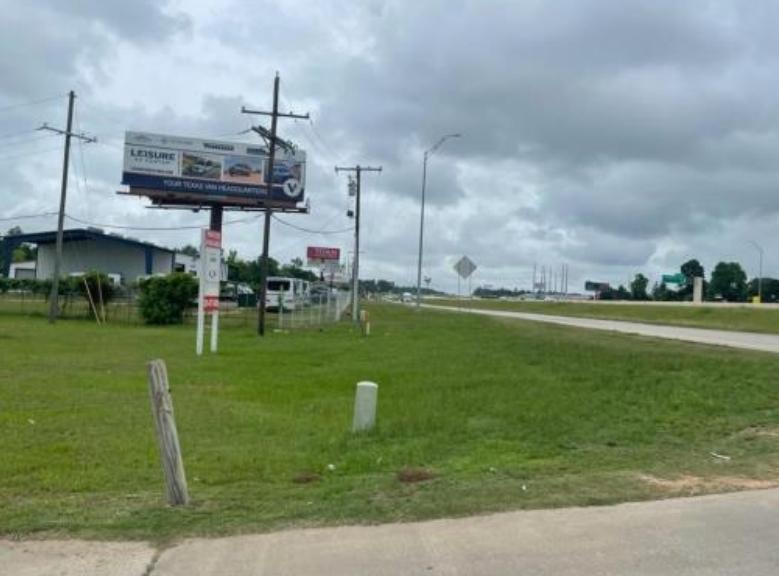 W/S I-45, .5 N/O 1097 F/S L/R Media