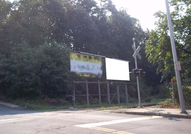 Center St 400 ft E/O N.Main St S/S F/W Media