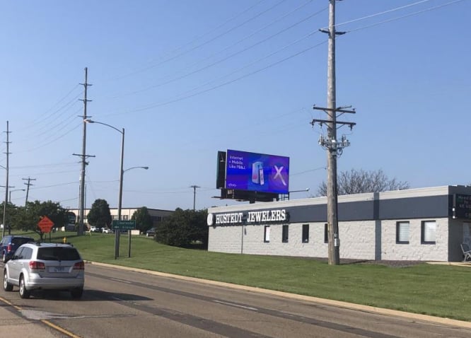 VETERANS PKWAY 1 BLK S/O VERNON N/F Media