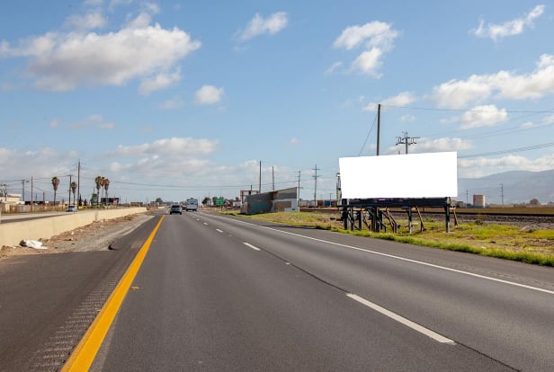 Hwy 101 5.50 mi S/O Salinas W/S F/N Media