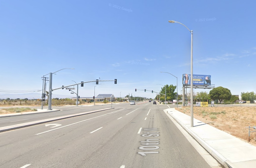 10Th Street E/L S/O L-8 (NO EXT) F/S Media