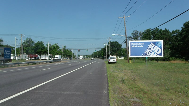 Bohemia: Vets Memorial Highway NE Locust Avenue @ Islip Airport F/E Media