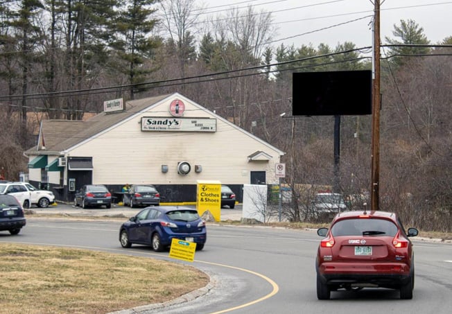 E/S Massabesic Circle 1000’ s/o Rt.101, F/W F/W Media