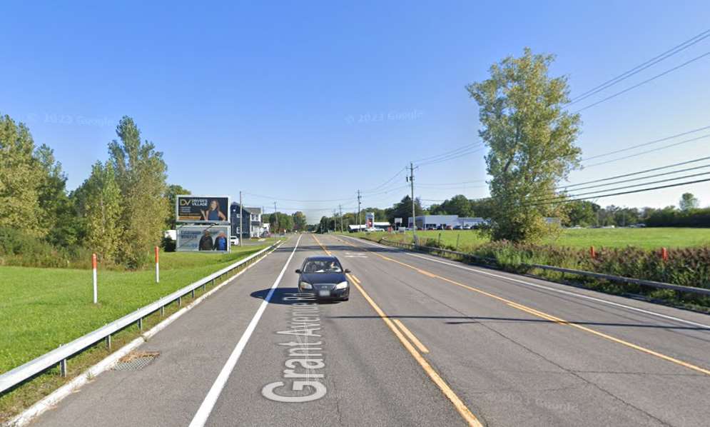 Location photo for Grant Avenue Rd near Grant Ave Plaza (Auburn)