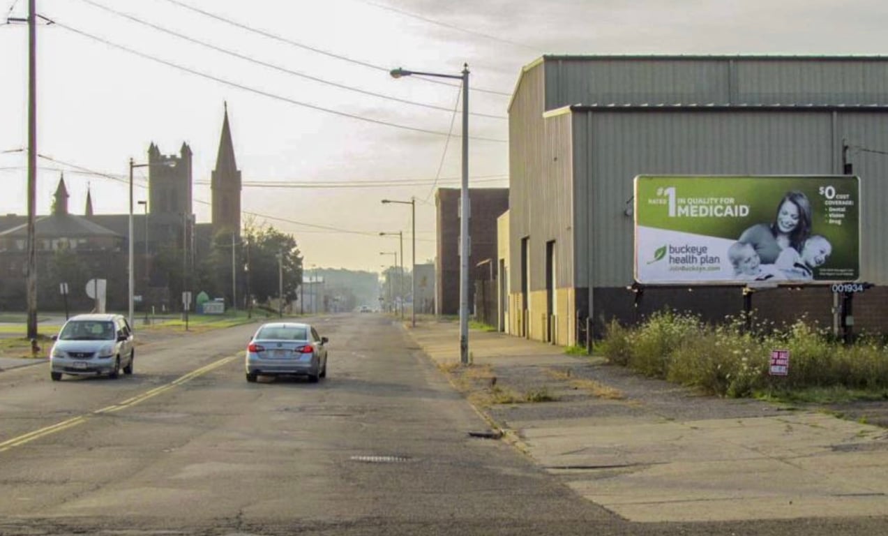 E Tuscarawas St SS 100ft E/O Savannah Av F/W - 1 Media