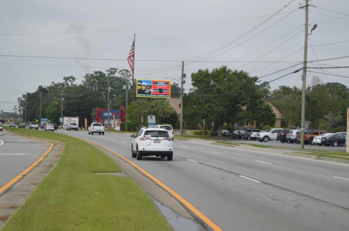 W/S US 17 S/O REDWOOD Media