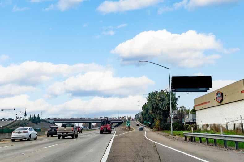 Highway 99 900 ft S/O Carpenter Road Overpass (Briggsmore Ave) (E/L) F/SE Media