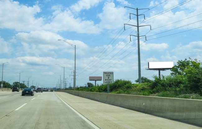 Location photo for Lee St near Briarwood Plaza Shopping Center (Elk Grove Village)