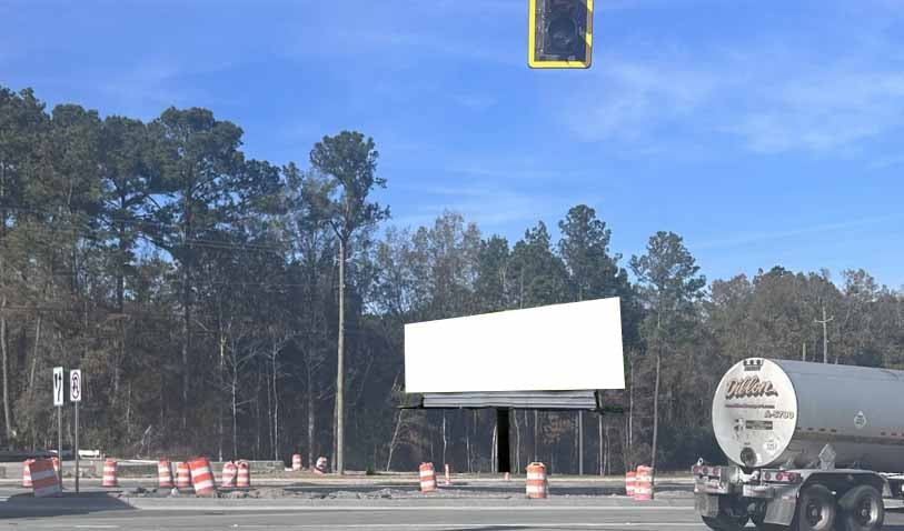 Dean Forest Pkwy @ Ronnie Restaurant, read from exit ramp, and red lights Media