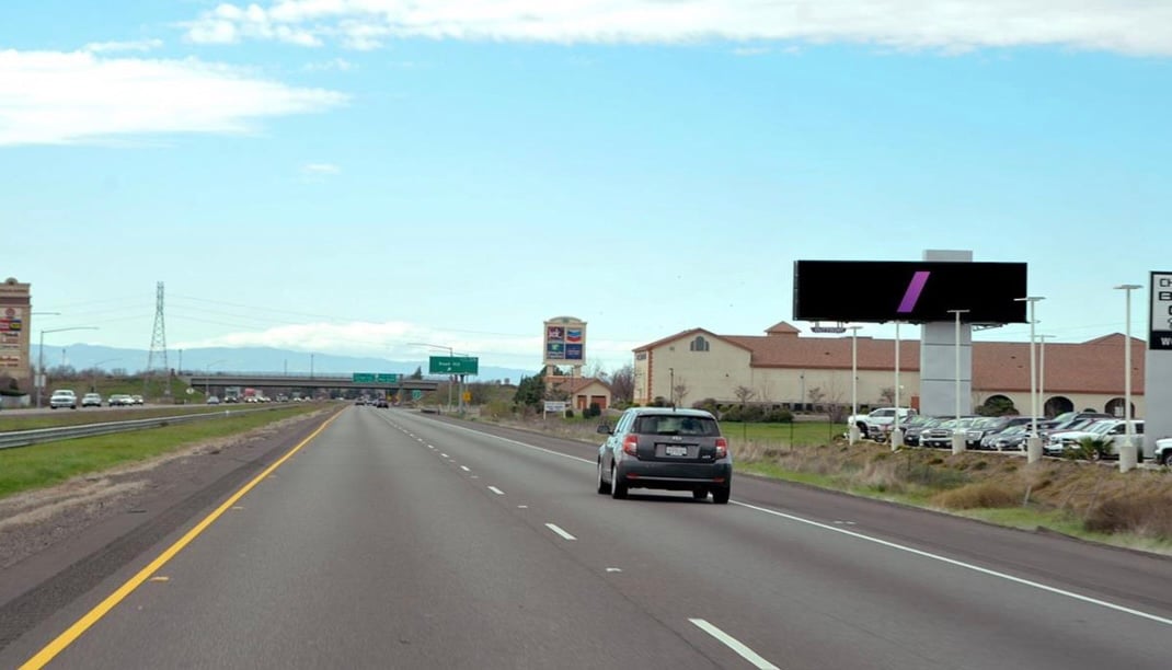 E/S I-5 1 mi S/O Main Street F/E Media