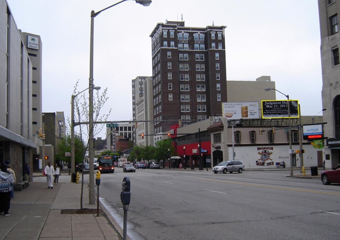 STATE ST @ E 10TH ST (NE CORNER) FS #2 Media