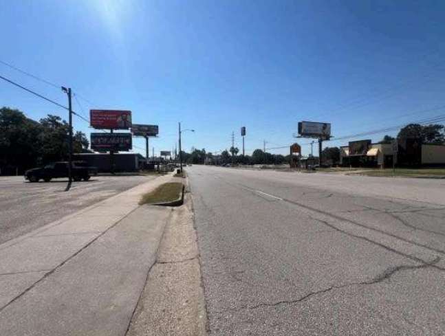 E/S 1202 N. FRAZIER BOT F/N L/H (Bucket Truck) Media