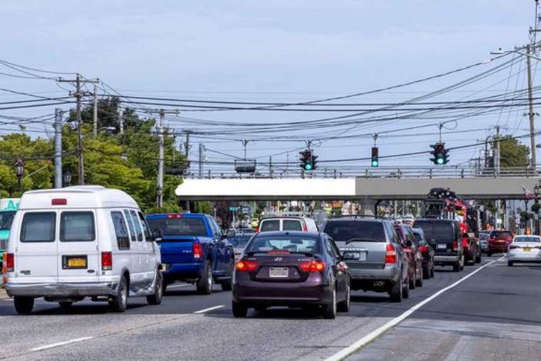 Location photo for Deer Park Ave near Deer Park Ave/Acorn St (Deer Park)