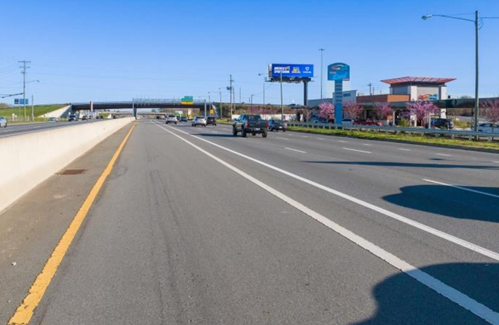 5516 E Independence Blvd 250 ft W/O Idlewild Rd SS