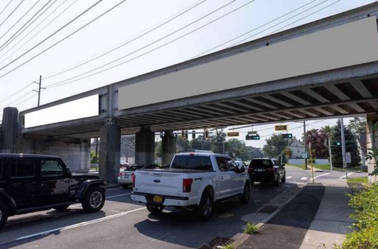 Location photo for Little East Neck Rd near Railroad Ave/Little East Neck Rd (West Babylon)