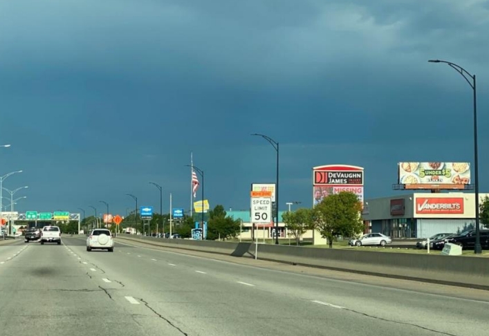 8100 W Kellogg (US-54 W [MM 210.391]) N/S 0.4mi E/O Tyler Rd F/E Media