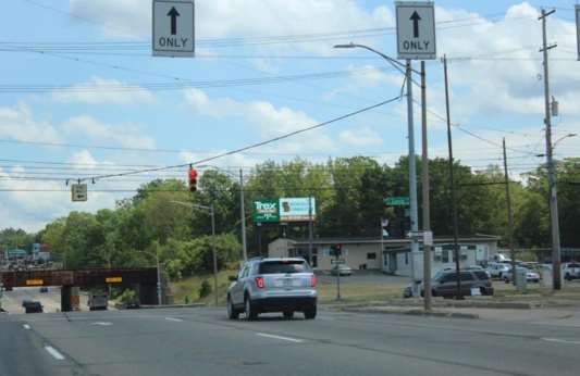 E Saginaw St 400 ft E/O Larch St SS Media