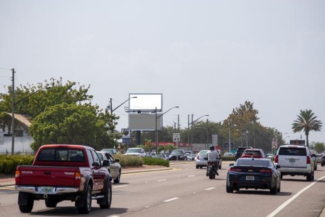 SR 50 W SS 0.9mi E/O Dillard St F/E - U Media